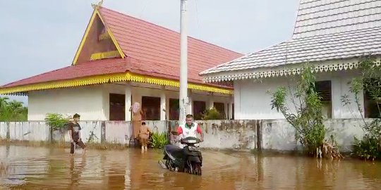 SD Negeri di Pekanbaru Terendam Banjir, Siswa Tetap Ujian