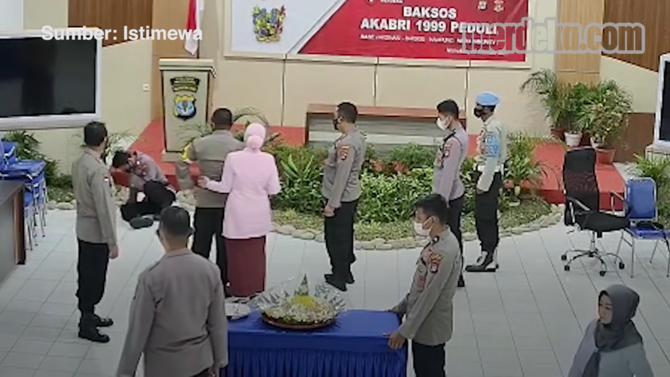 aniaya anak buah di depan orang banyak