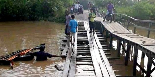 Jembatan di Inhil Rusak, Pikap Pengangkut Ribuan Ayam Jatuh ke Sungai