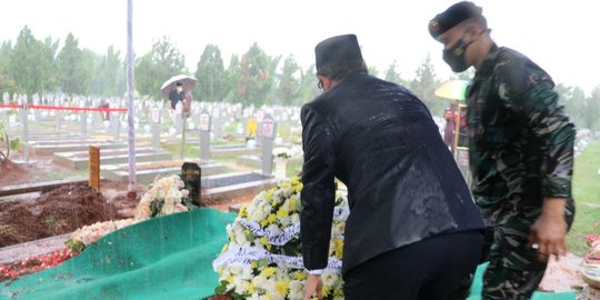 Diguyur Hujan Lebat, Mahfud MD Pimpin Pemakaman Eks Mensesneg Sudi Silalahi