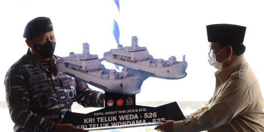 Menhan Serahkan 2 Kapal Angkut Tank Produksi Industri Pertahanan Dalam Negeri ke TNI