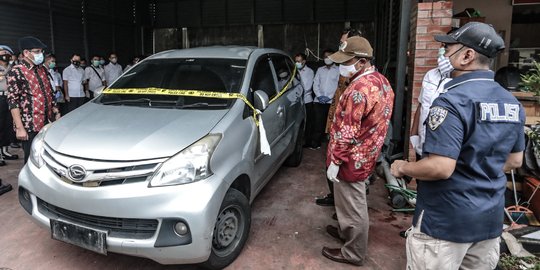 Amankan Jalur Vaksinasi, Brimob Jabar Lihat Penggeledahan Mobil FPI Berisi Revolver