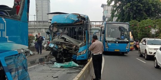 Polda Metro Olah TKP Tabrakan Maut TransJakarta di Cawang