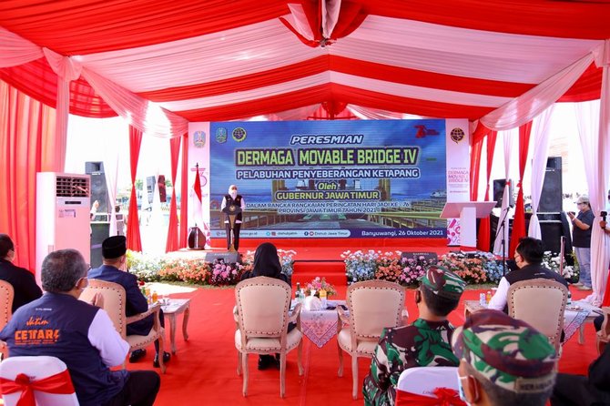 gubernur khofifah resmikan dermaga movable bridge pelabuhan ketapang banyuwangi