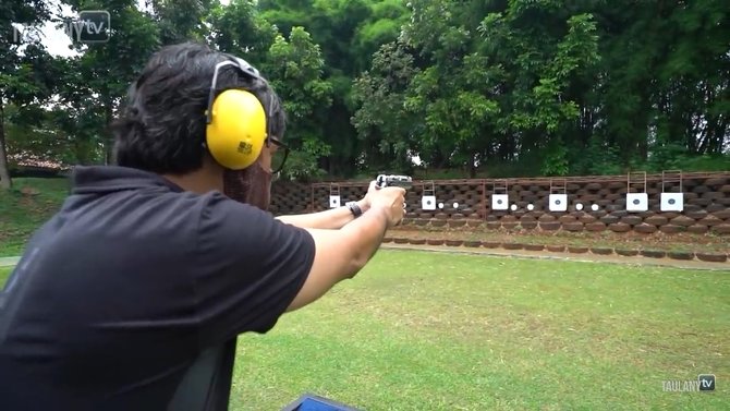 andre taulany belajar menembak