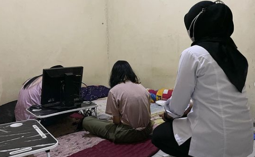 penggerebekan pinjaman online illegal di kamar kos