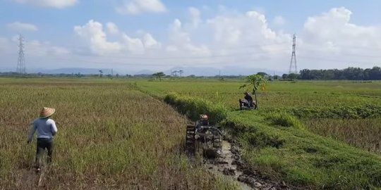 Canggih, Traktor Ini Bisa Membajak Sawah Digerakkan Pakai Remote Kontrol