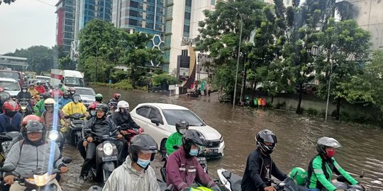 Jalan DI Panjaitan Jaktim Tergenang Air 50 cm Usai Hujan Deras