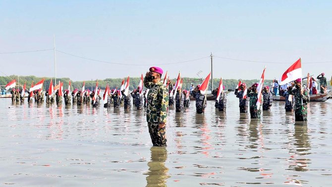 upacara hut ke 76 kemerdekaan ri di pantai kedung cowek surabaya