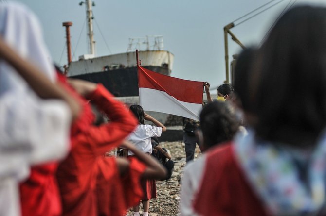 anak anak pesisir gelar upacara hut ke 76 ri