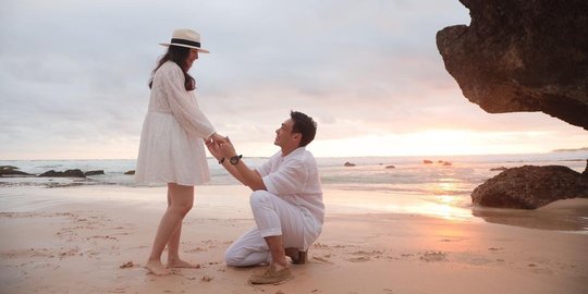 Deretan Momen Romantis Rob Clinton Kardinal Pasangkan Cincin di Jari Chelsea Islan