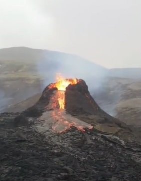 viral gunung meletus sampai keluarkan lahar panas malah jadi objek wisata dadakan