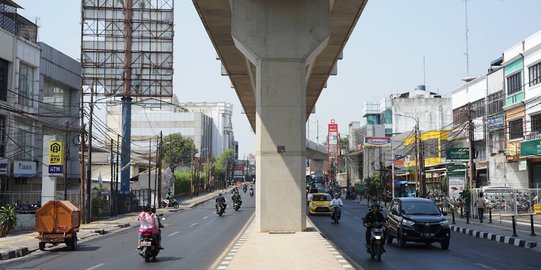 Petugas Tilang Puluhan Pelanggar Ganjil Genap di Jalan Fatmawati