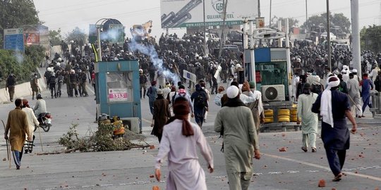 Tiga Polisi Pakistan Tewas Ditembak Saat Demo Partai Islam Radikal yang Dilarang