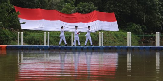 Memperingati Hari Sumpah Pemuda di Sungai Cisadane