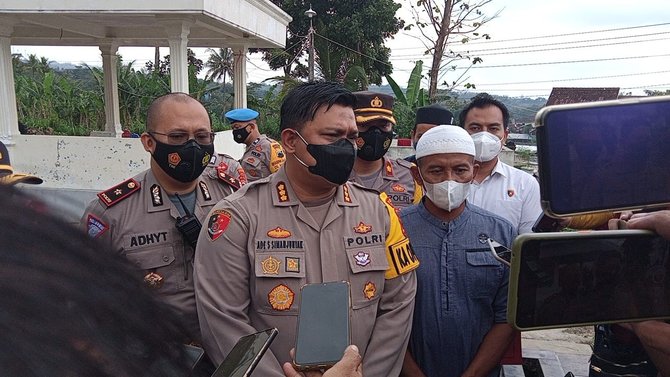 kapolresta surakarta mengunjungi rumah duka korban diklatsar menwa uns