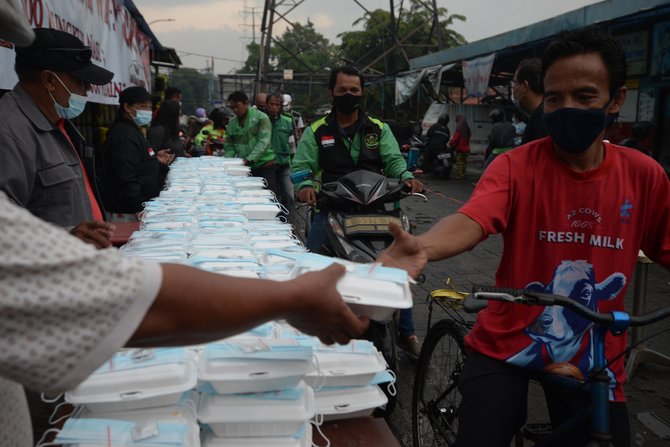 pembagian nasi bungkus gratis