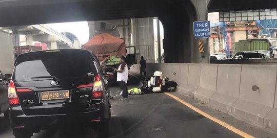 Terlindas Truk, Personel Pamwal Polda Metro Tewas di Tol Cikampek