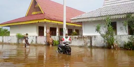 Curah Hujan Tinggi, Rumah Warga di Garut Terseret Arus Banjir