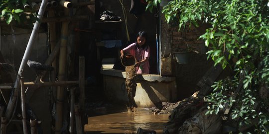 Kesibukan Warga Bukit Duri Bersihkan Lumpur Sisa Luapan Sungai Ciliwung