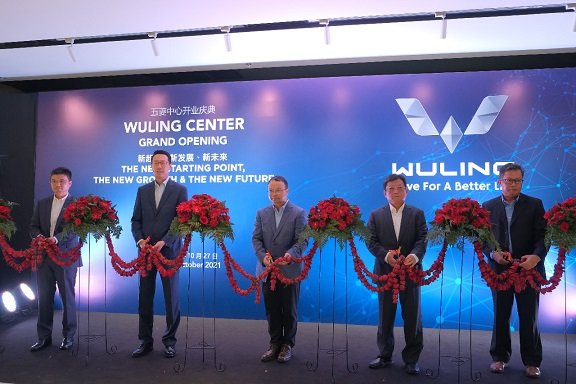 flagship wuling center dibuka di jakarta selatan