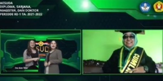 Kocak Aksi Ibu Gantikan Anaknya Wisuda Online Saat Ditinggal Cuci Piring Merdeka Com
