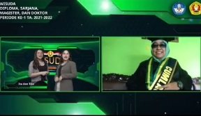 momen kocak ibu gantikan wisuda