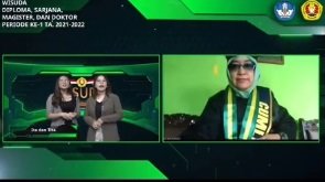 momen kocak ibu gantikan wisuda