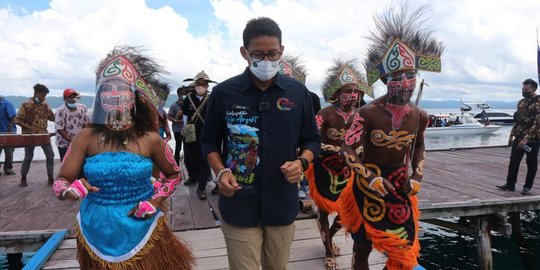 Respons Sandiaga Uno Dicurhati Emak-Emak Pengrajin di Arbrorek Raja Ampat