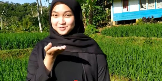 Potret Gadis Desa Cantik Berkerudung Hitam Main di Sawah Sambil Lambaikan Tangan