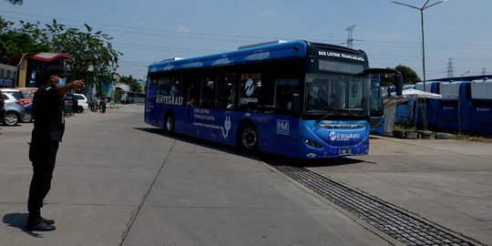 Tabrak Separator Beton, Sopir Bus Transjakarta Dipecat Operator