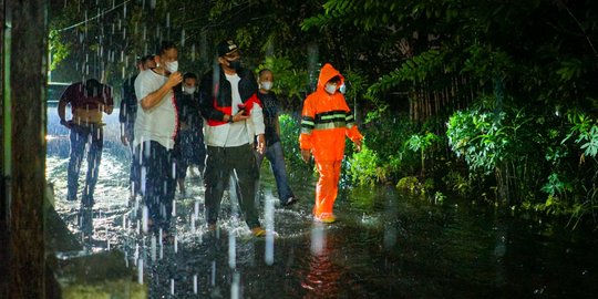 Terobos Hujan di Tengah Malam, Bobby Pantau Rumah Warga Korban Puting Beliung