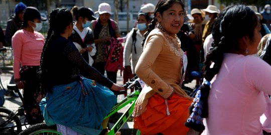 Aksi Wanita Suku Aymara di Balap Sepeda Cholita