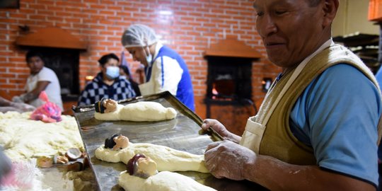 Membuat Roti Persembahan untuk Hari Kematian