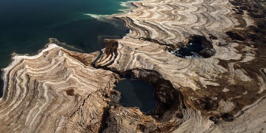 Lubang-Lubang Raksasa Bermunculan di Sekitar Pantai Laut Mati Israel