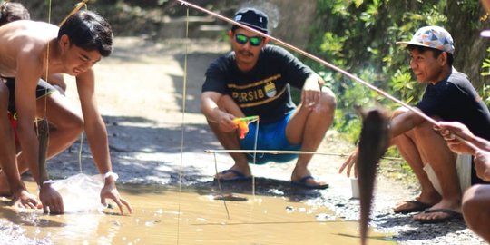 Tidak Kunjung Diperbaiki, Warga Cilegon Mancing Lele di Jalan Rusak