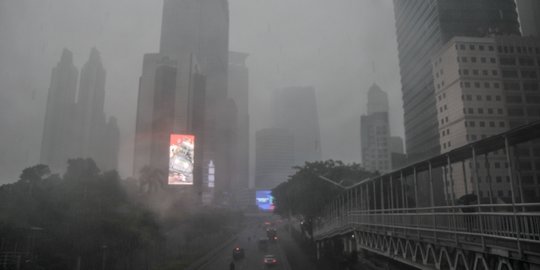 Cuaca Ekstrem, Awan Mendung Selimuti Langit Jakarta
