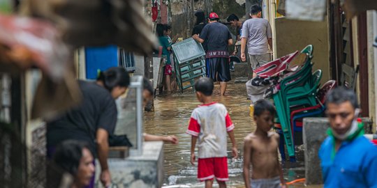 13 RT di Jakarta Banjir, Suami Istri Warga Makasar Dievakuasi