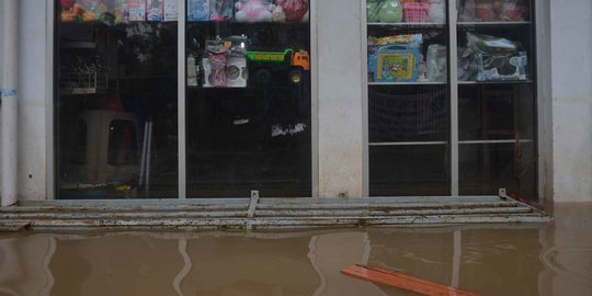 Kali Sunter Meluap Usai Diguyur Hujan, Air Genangi Rumah Warga Cipinang Melayu