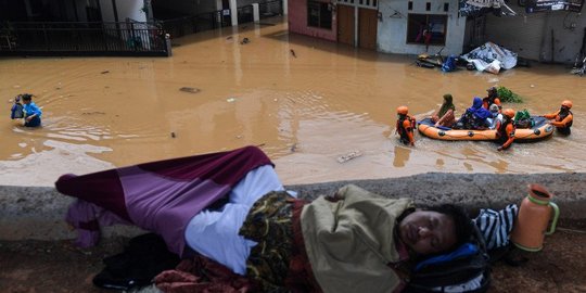 Cipinang Melayu Banjir, Sejumlah Warga Dievakuasi ke Kampus Borobudur