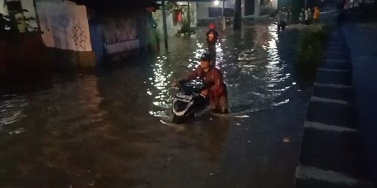 Hujan Sebabkan Kali Maharta Meluap, Perumahan di Pondok Aren Banjir