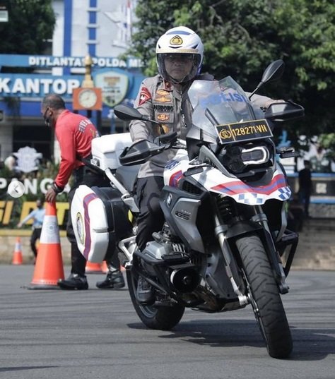 aksi keren jenderal bintang satu saat tunggangi moge