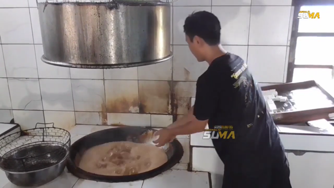 pedagang tahu sumedang menjerit imbas kenaikan harga minyak goreng