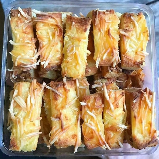  /></p>
<p><em>Brilio.net ©2021 Merdeka.com</em></p>
<p>Bahan:</p>
<ul>
<li>9 lbr roti tawar</li>
<li>75 gr keju cheddar, parut memanjang</li>
</ul>
<p>Bahan vla:</p>
<ul>
<li>100 ml susu</li>
<li>15 gr keju cheddar, parut</li>
<li>1 sdm gula pasir</li>
<li>1/2 sdt garam</li>
<li>1 sdm maizena, larutkan dengan 1 sdm air</li>
<li>75 gr margarin</li>
</ul>
<p>Cara membuat:</p>
<p><ol>
<li>Dalam panci kecil, tuang susu, keju, gula pasir dan garam, aduk rata. Panaskan di atas api kecil hingga larut dan mendidih. tuang cairan maizena sedikit demi sedikit sambil diaduk cepat, jika sudah mengental masukkan margarin, aduk rata, angkat. dinginkan.</li>
<li>Oles bahan vla di atas roti tawar hingga merata, potong-potong roti seperti bentuk kastengel atau sesuai selera, celupkan bagian yang dioles vla ke dalam parutan keju cheddar, lakukan terus sampai roti habis.</li>
<li>Susun potongan roti di atas loyang yang telah dioles margarin, oven hingga kuning kecokelatan, angkat. dinginkan, masukkan ke dalam toples kedap udara.</li>
</ol></p>
<h2>Kastengel Keju Lumer</h2>
<p>Bahan:</p>
<ul>
<li>125 gram butter</li>
<li>1 butir kuning telur</li>
<li>75 gram keju cheddar parut</li>
<li>50 gram tepung maizena</li>
<li>125 gram tepung terigu</li>
</ul>
<p>Olesan:</p>
<ul>
<li>10 Tanda Kematian Akan Menjemput</li>
<li>1 butir kuning telur</li>
<li>keju cheddar parut untuk taburan</li>
</ul>
<p>Cara Membuat:</p>
<p><ol>
<li>Campur butter, kuning telur, dan keju. Aduk rata dengan spatula.</li>
<li>Masukkan tepung terigu dan tepung maizena aduk rata, jika adonan terlalu lembek bisa di tambahkan 3 sdm terigu. Aduk lagi sampai adonan kalis.</li>
<li>Cetak adonan.</li>
<li>Panggang di atas teflon dan olesi dengan kuning telur dan taburi keju.</li>
<li>Panggang di atas teflon sampai kuning kecokelatan</li>
<li>Angkat dan dinginkan.</li>
<li>Simpan dalam stoples.</li>
</ol></p></amp-layout><amp-layout class=