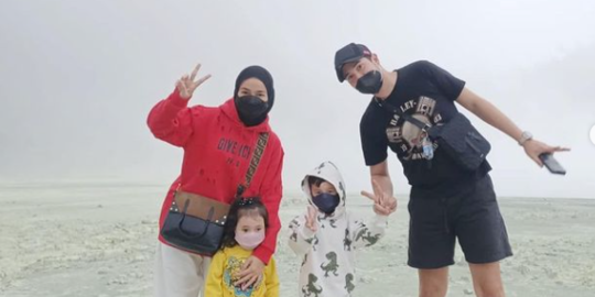 Liburan ke Kawah Putih, Intip 4 Potret Kemesraan Aryani Fitriana dan Donny Michael