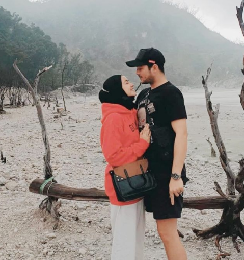 liburan ke kawah putih intip potret kemesraan aryani fitriana dan donny michael