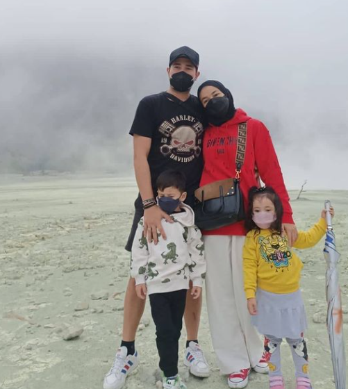 liburan ke kawah putih intip potret kemesraan aryani fitriana dan donny michael