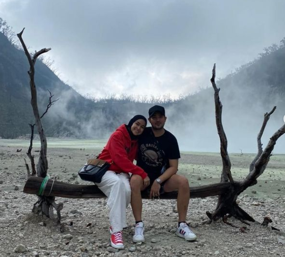 liburan ke kawah putih intip potret kemesraan aryani fitriana dan donny michael