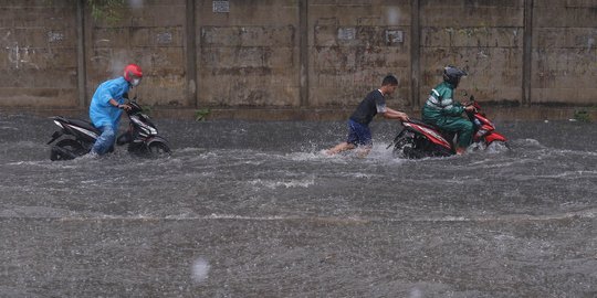 Hujan Lebat, Jalanan di Tangerang Selatan Tergenang Banjir