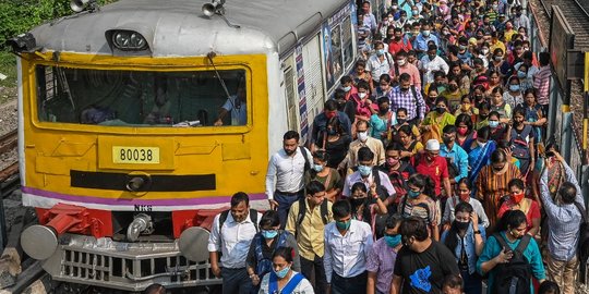 Warga India Padati Layanan Kereta Api yang Kembali Normal
